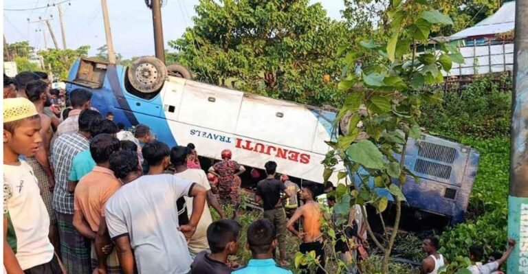 খাদে উল্টে পড়ল বাস, চাপা পড়ে প্রাণ গেল মা-মেয়ের