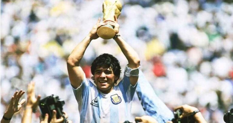 শুভ জন্মদিন ‘ফুটবল ঈশ্বর’ ম্যারাডোনা