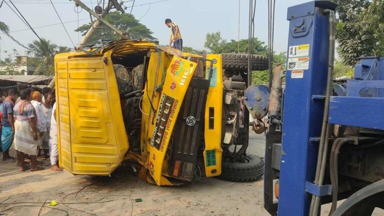 পাবনায় বাঁশবোঝাই ট্রাকচাপায় ২ শিশুসহ নিহত ৩