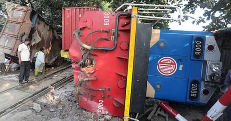 সংঘর্ষে উল্টে গেল ট্রেনের ইঞ্জিন ও ট্রাক, নিহত ১