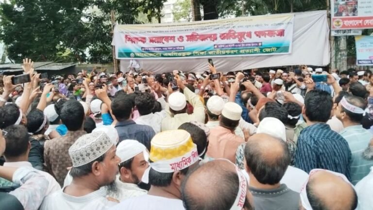 সারা দেশে এমপিওভুক্ত শিক্ষকদের লাগাতার কর্মবিরতি শুরু