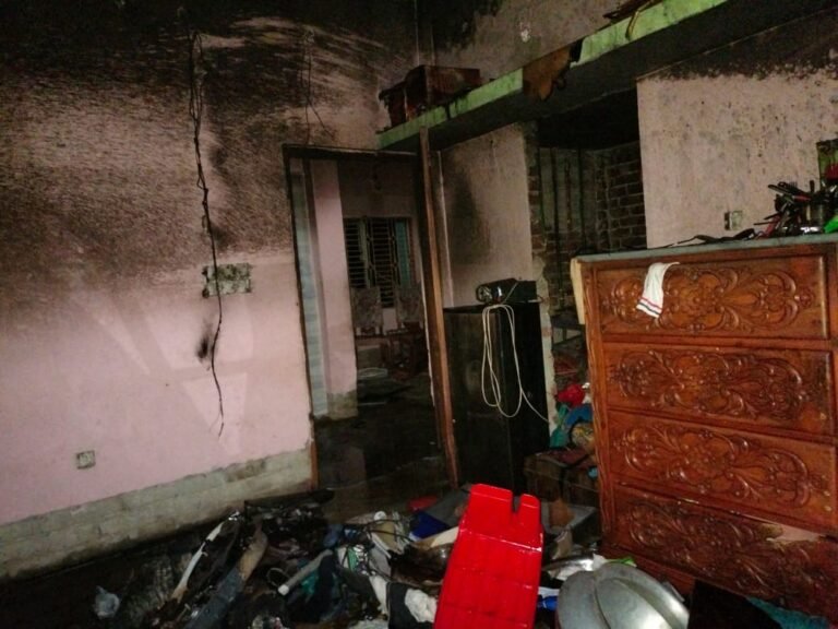 যশোরে সংঘর্ষে নিহত, পরবর্তীতে আসামিপক্ষের বাড়িতে অগ্নিসংযোগ