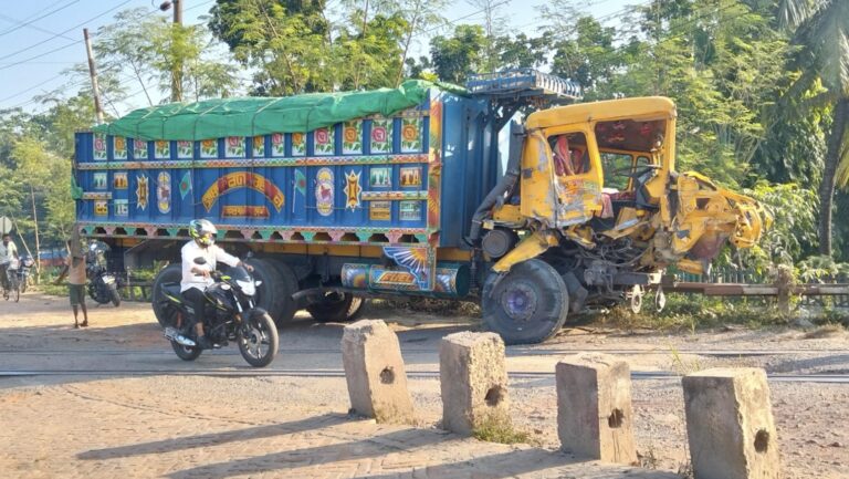 যশোরে ট্রাক রেললাইনে উঠে দুর্ঘটনা, আহত চালক