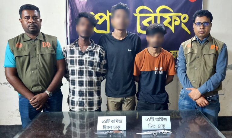 যশোরে বার্মিজ চাকুসহ সংঘবদ্ধ কিশোর গ্যাংয়ের ৩ সদস্য আটক
