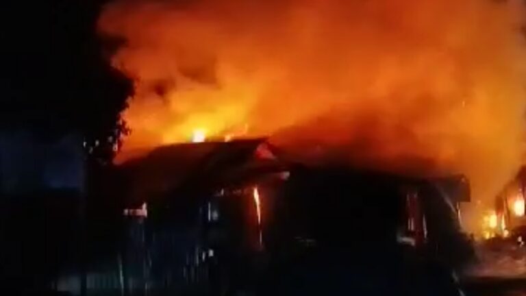 যশোর বাঘারপাড়ায় শর্ট সার্কিটে পাঁচ দোকান পুড়ে ছাই আগুনে ক্ষতি প্রায় সাড়ে তিন লাখ টাকার