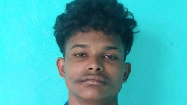 যশোরে ককটেল ফাটিয়ে পালানোর চেষ্টা, চিহ্নিত সন্ত্রাসী ‘পিচ্চি রবি’ গ্রেফতার