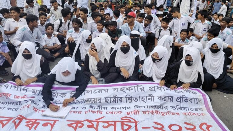 শার্শায় শিক্ষক কর্তৃক নারী শিক্ষার্থীকে শ্লীলতাহানির অভিযোগে মানববন্ধন