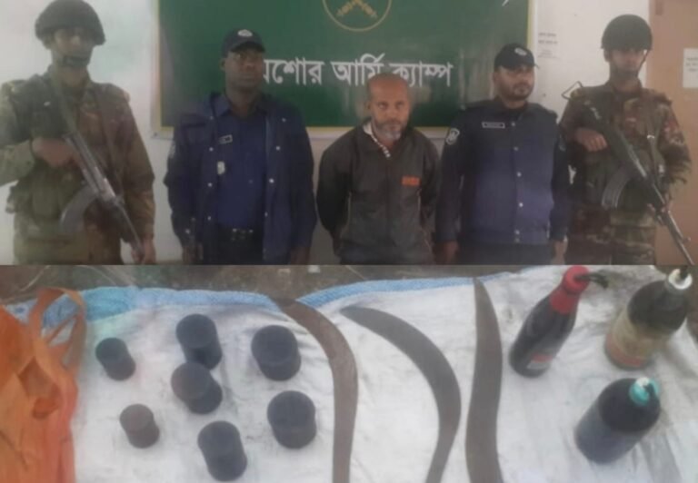 যশোরে ককটেল পেট্রোল বোমা সাদৃশ্য বস্তু ও ধারালো অস্ত্রসহ যুবদল নেতা আটক