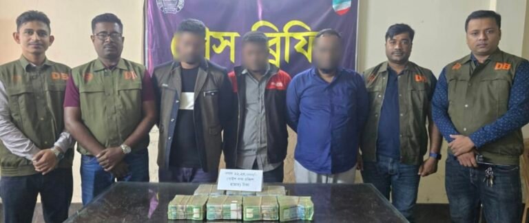 নওয়াপাড়ার বঙ্গ ট্রেডার্সের আড়াই কোটি টাকা মূল্যের সার চুরি, তিন কর্মী আটক