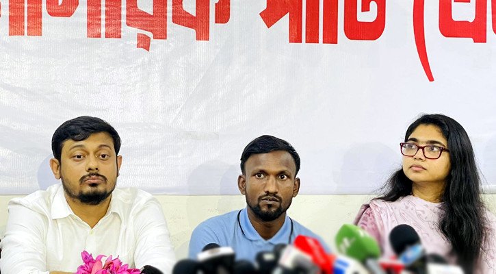 এনসিপির মনোনয়নপত্র নিলেন ‘স্যালুট’ দেওয়া সেই রিকশাচালক