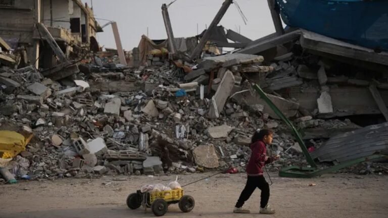 যুদ্ধবিরতির মধ্যেও ইসরাইলি হামলা, গাজায় নিহত ছাড়াল ৭০ হাজার