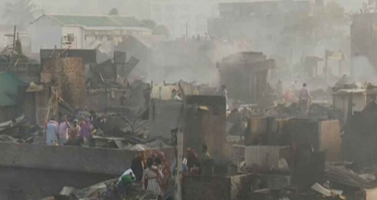 ভোরের আলোয় স্পষ্ট হলো কড়াইল বস্তির আগুনের ক্ষত