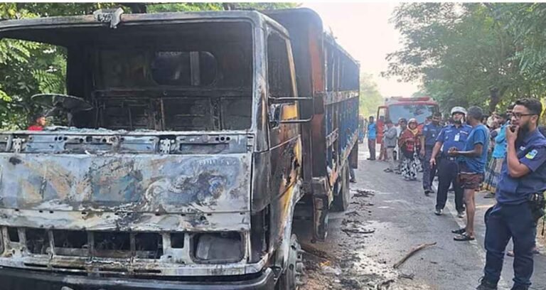 পদ্মা সেতুর সামনে এক্সপ্রেসওয়ে অবরোধ, ট্রাকে আগুন ও বাস ভাঙচুর