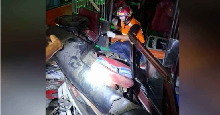 মোটরসাইকেল আরোহীকে বাঁচাতে গিয়ে ট্রাকে ধাক্কা দিল বাস, নিহত ৫