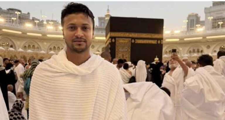 দেশের জন্য দোয়া চাইলেন সাকিব আল হাসান