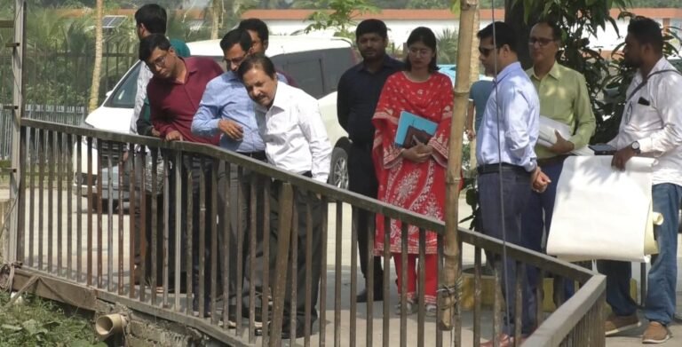 যশোরে দখল হওয়া নদী পরির্দশনে জাতীয় নদী রক্ষা কমিশনের চেয়ারম্যান নদী রক্ষায় কার্যকরী পদক্ষেপ গ্রহণের আশ্বাস 