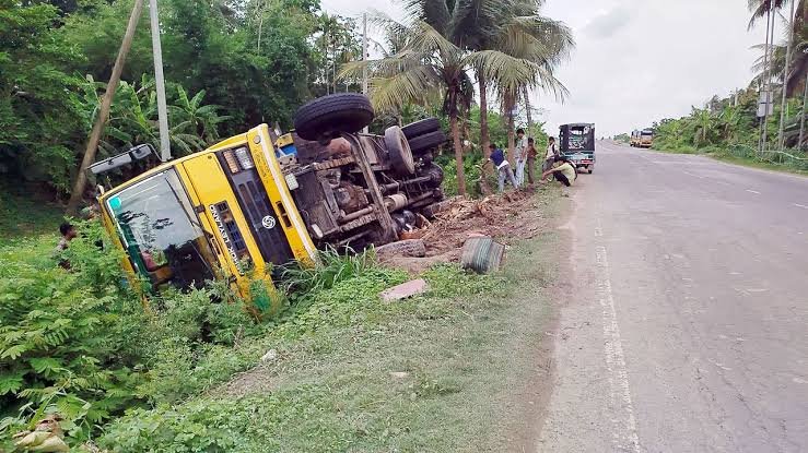 যশোর-নড়াইল মহাসড়ক: সংকীর্ণ সড়কে অনিয়ন্ত্রিত যানবাহন, বাড়ছে মৃত্যুর মিছিল