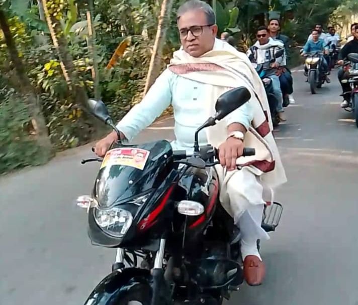 বাঘারপাড়া পাড়ায় মোটরসাইকেল চালিয়ে নির্বাচনী এলাকা চষে বেড়াচ্ছেন ধানের শীষের প্রার্থী টিএস আইয়ূব 
