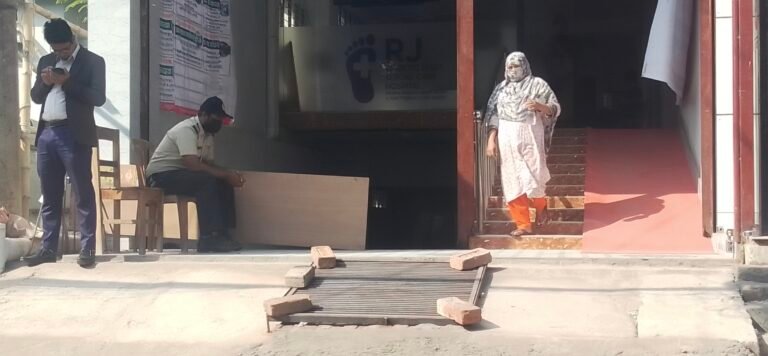 যশোরে ড্রেন দখল করে ক্লিনিকের স্লাপ ও সিঁড়ি, ক্ষুব্ধ এলাকাবাসী