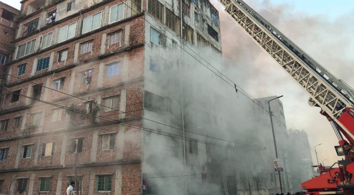 কেরানীগঞ্জে অগ্নিকাণ্ডের ঘটনায় ভবনে আটকে পড়া ৪২ জন উদ্ধার