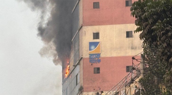 বাবুবাজারে ১৪ তলা ভবনে আগুন, নিয়ন্ত্রণে ৯ ইউনিট