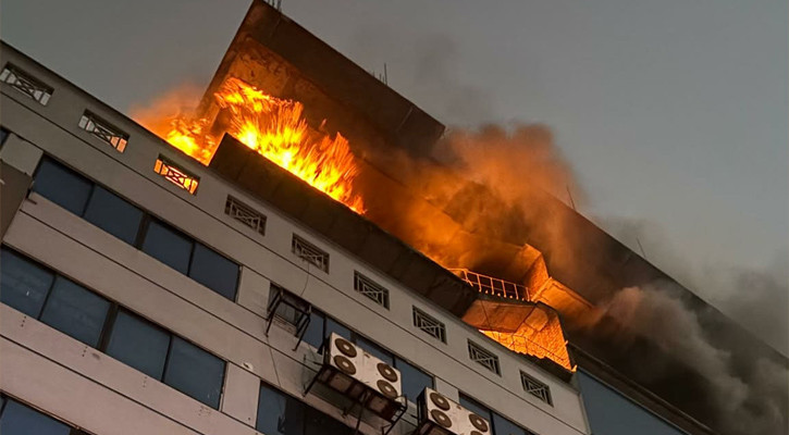 গুলিস্তানের শপিং কমপ্লেক্সে আগুন নিয়ন্ত্রণে