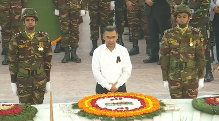 মায়ের কবরে তারেক রহমানের শ্রদ্ধা