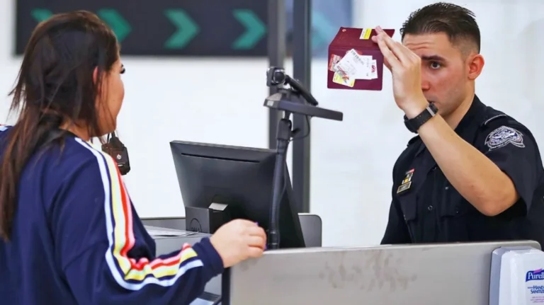 যুক্তরাষ্ট্রে ঢুকতে পর্যটকদের দেখাতে হতে পারে সোশ্যাল মিডিয়া ইতিহাস