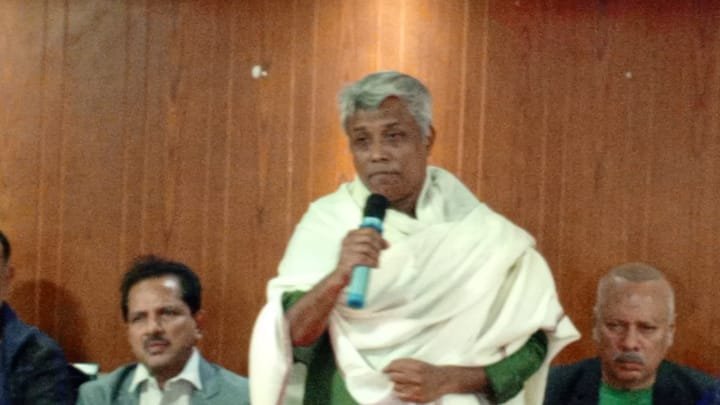 যশোর সদর–৩ আসনে বিএনপি প্রার্থী অনিন্দ্য ইসলাম অমিতের সঙ্গে সাংবাদিকদের মতবিনিময়