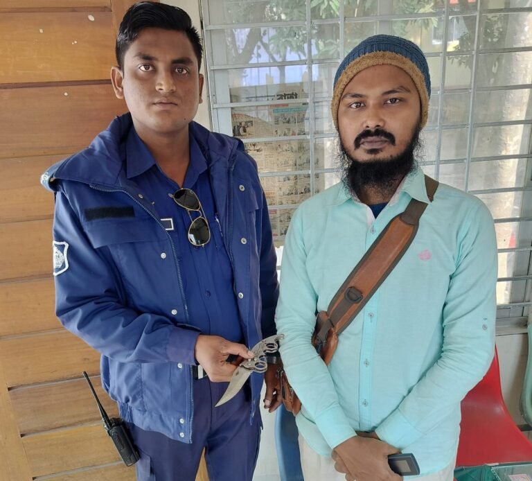 যশোর জেনারেল হাসপাতাল থেকে বার্মিজ চাকুসহ যুবক আটক