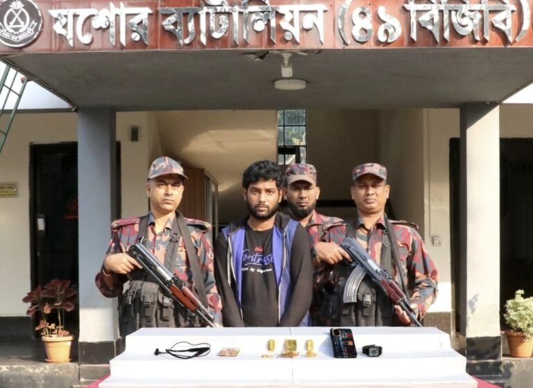 যশোরে বিজিবির হাতে সোনা চোরাকারবারি গ্রেফতার