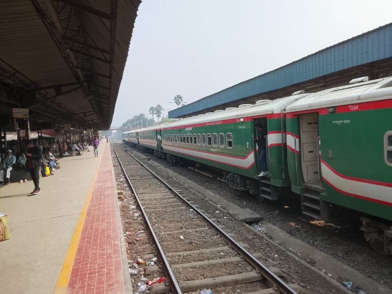 যশোর রেলওয়ে ফাঁড়ির কনস্টবল ইলিয়াস বহাল তবিয়্যতে তদন্ত সাপেক্ষে ব্যবস্থা পুলিশ সুপার