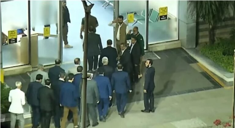 হাসপাতালে মায়ের কাছে তারেক রহমান