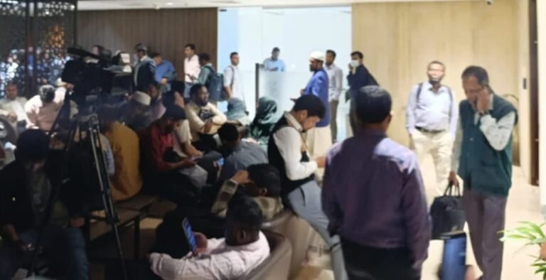 সচিবালয়ে অবরুদ্ধ অর্থ উপদেষ্টা