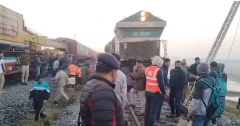 ট্রেনের ধাক্কায় ৮ হাতির মৃত্যু, ৫ বগি লাইনচ্যুত