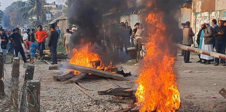 রেললাইনে আগুন দিলেন বিএনপির মনোনয়নবঞ্চিত নেতার সমর্থকরা