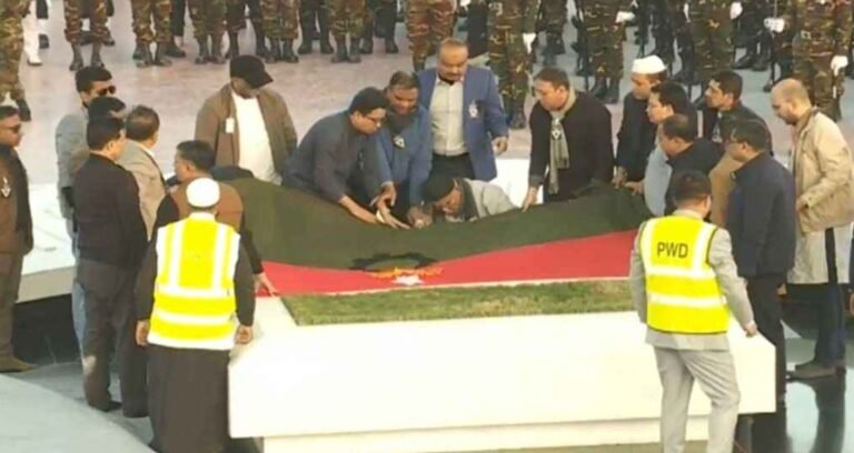 স্বামীর কবরের পাশে সমাহিত আপসহীন নেত্রী