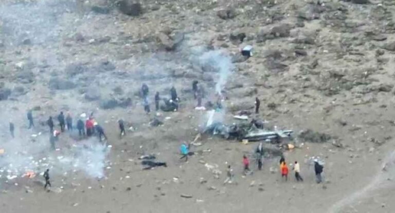 পাহাড়ে পর্যটকবাহী হেলিকপ্টার বিধ্বস্ত, নিহত ৫