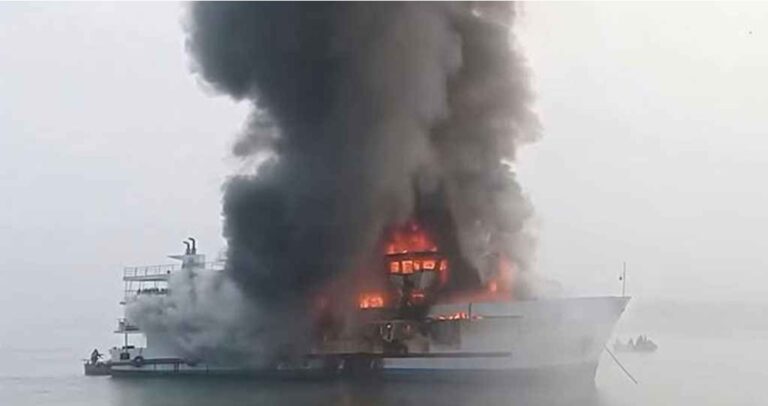 সেন্ট মার্টিনগামী জাহাজে ভয়াবহ আগুন