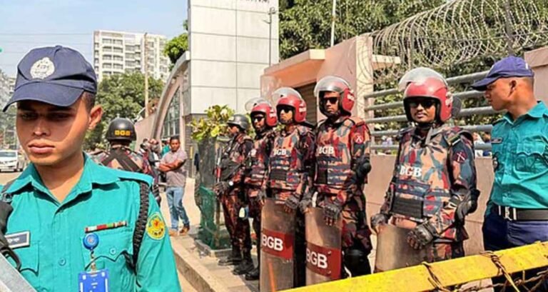 এভারকেয়ার হাসপাতালের সামনে বিজিবি মোতায়েন