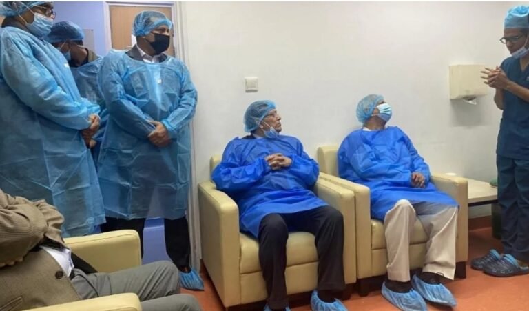 খালেদা জিয়ার স্বাস্থ্যের খোঁজ নিতে হাসপাতালে প্রধান উপদেষ্টা