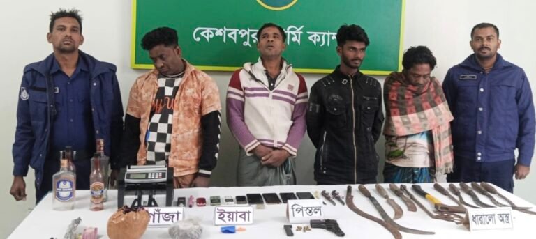 যশোরে যৌথবাহিনীর অভিযানে অবৈধ অস্ত্র ইয়াবাসহ ৪ জন গ্রেফতার