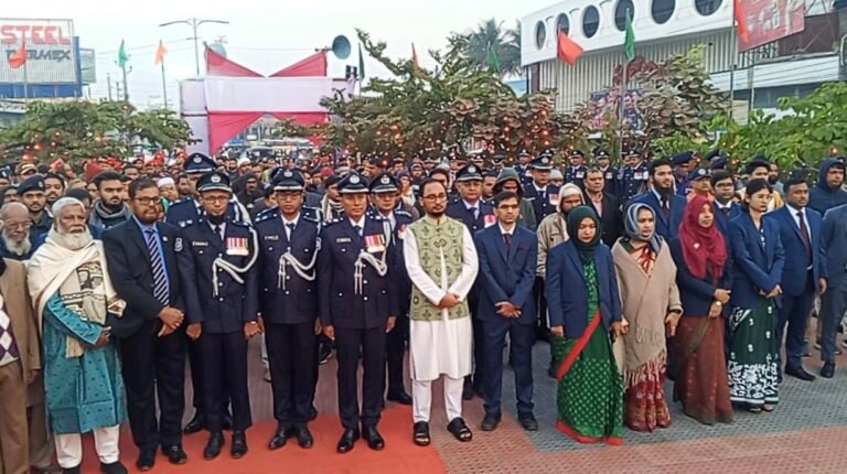 মনিহার চত্বর বিজয়স্তম্ভে জেলা প্রশাসনের পুষ্পস্তবক অর্পণ