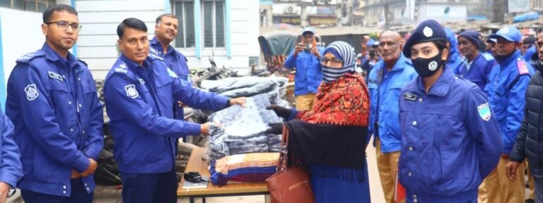 গ্রাম পুলিশের মাঝে শীতবস্ত্র বিতরণ করলেন যশোরের পুলিশ সুপার