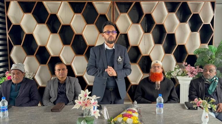 বেনাপোলে অবসরপ্রাপ্ত সেনা কর্মকর্তাদের সঙ্গে বিএনপি মনোনীত প্রার্থী লিটনের মতবিনিময়