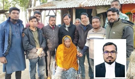 অসহায় বৃদ্ধাকে হুইলচেয়ার উপহার দিলেন এটর্নী জেনারেল উজ্জ্বল হোসেন ও ইমরান