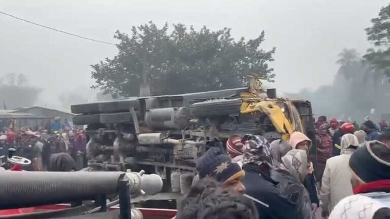 নিয়ন্ত্রণ হারিয়ে বাজারে বালুর ট্রাক, নিহত ৪