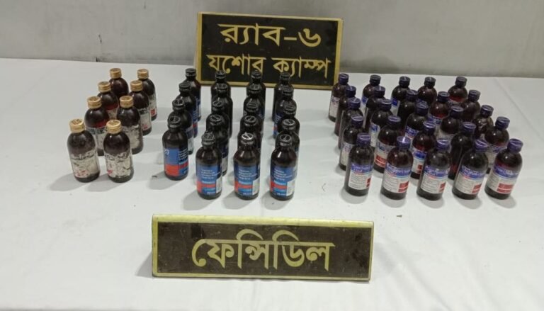 বেনাপোলে র‍্যাবের অভিযানে ২৫ বোতল ল্যাবোরেটসহ মাদক ব্যবসায়ী গ্রেফতার