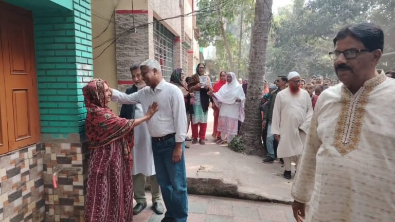 বিএনপি মনোনীত প্রার্থী অনিন্দ্য ইসলাম অমিতের প্রচারণায় গণজোয়ার