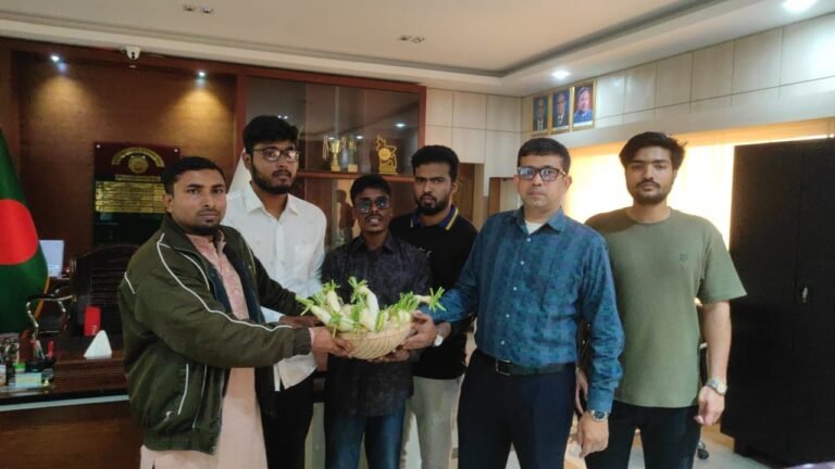 প্রতিশ্রুতি বাস্তবায়ন না করায় যবিপ্রবি উপাচার্যকে মূলা উপহার শিক্ষার্থীদের